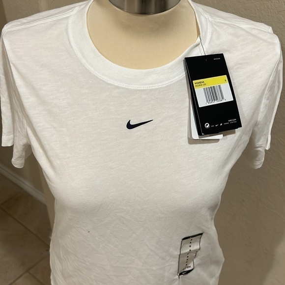 Women's Nike Dri-Fit Tee NWT - Picture 1 of 5